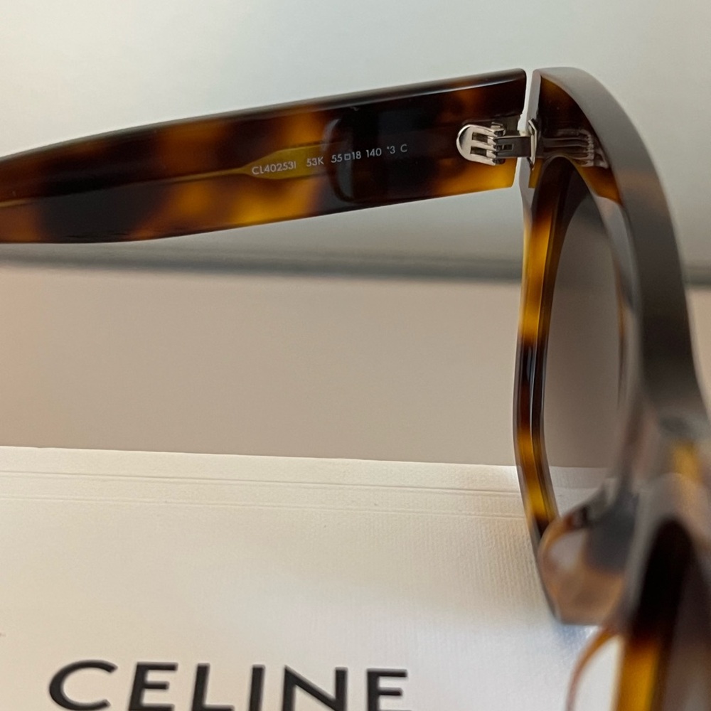 Never Worn: Celine Triomphe CL40253I Sunglasses - Blonde Havana/Roviex G… - Picture 2 of 7
